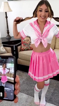 Drobná kočička je oblečená v anime oblečení, kterým svádí svého pověšeného nevlastního bratra