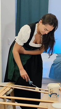 Dirndl'deki Avusturyalı kadın edepsizleşiyor