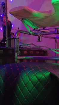 Dominatrix Eva 乳胶独奏面部坐调教内裤大屁股熟女 BDSM 恋物癖热跟鞋奇闻趣事白色 Pvc 连衣裙
