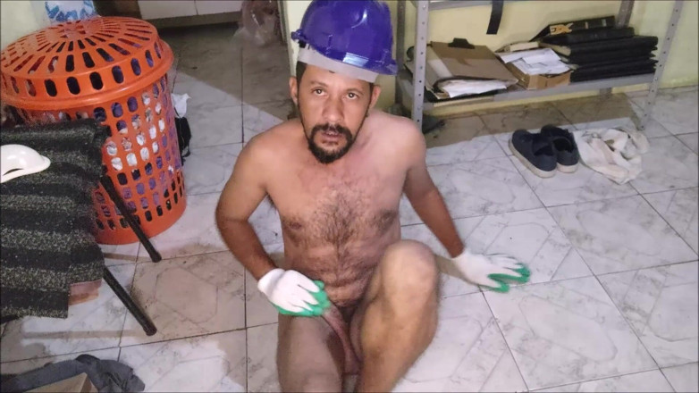 Stink HairyMale: Kirli iç çamaşırlarıyla oynuyor