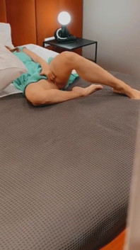 Napalona milf orgazm pod spódnicą w sypialni