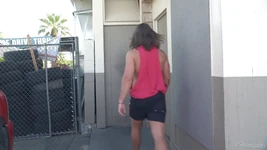 Dakota Payne बाथरूम ग्लोरी होल के माध्यम से रैंडम लोगों को उड़ाती है - Falcon studios