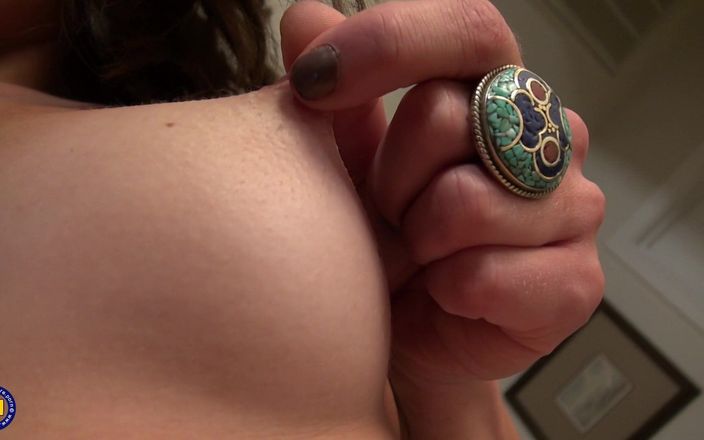 Mature NL: छोटे स्तन सुंदर चोदने लायक मम्मी