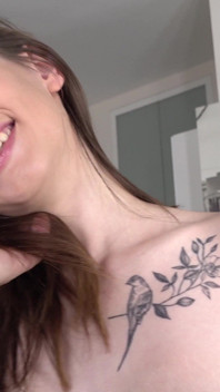 Une grosse bite se fait baiser par tous les trous d’une jeune salope