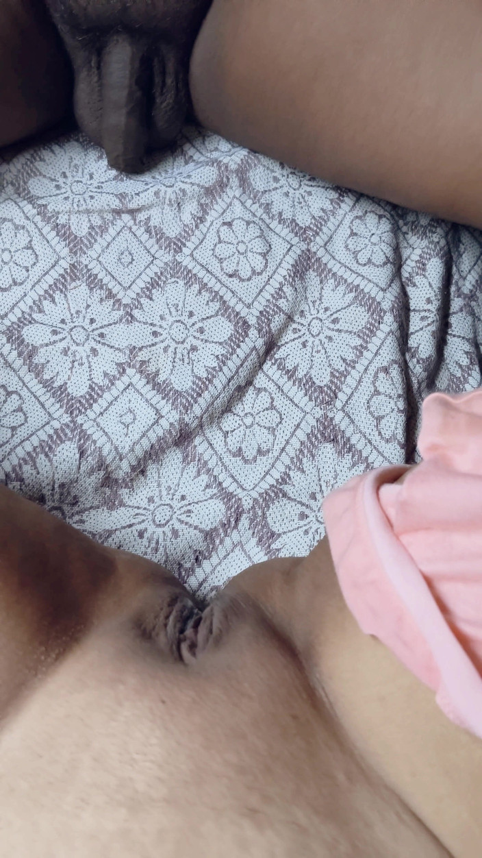 Trisha Hotness: Adik tiri melucuti celana dalam merah mudanya - close up # 1