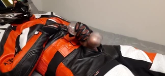Pengelana motor dengan kostum bdsm ini dientot habis-habisan sama cowok beraksi!