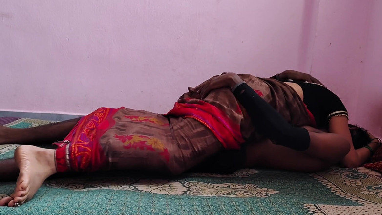 Viralcouple76: Melihat bhabhi bersendirian, saya mengongkeknya dengan banyak