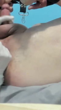 我顺从的男友被绑住，我控制着他紧致的菊花和菊花，以及他的鸡巴