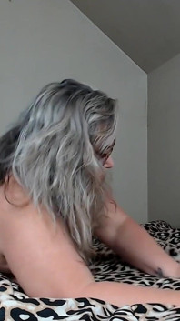 Une BBW mature excitée se caresse sa grosse chatte et t’enfile son cul sur le visage