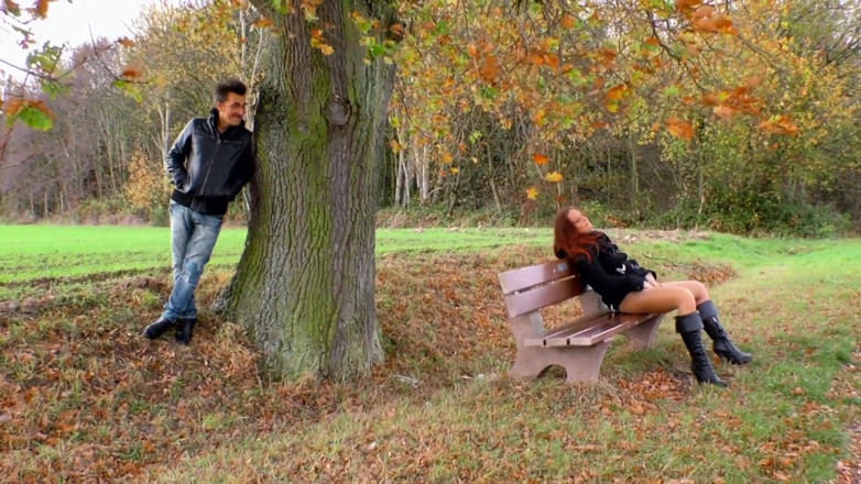 MMV German Kink: Külotlu çoraplı kızıl saçlı orta yaşlı seksi kadın halka açık bir...