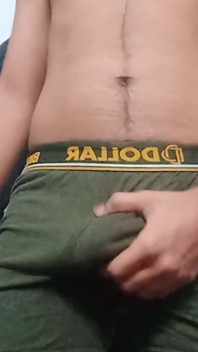 Pohledný muž honí šaty ve spodním prádle