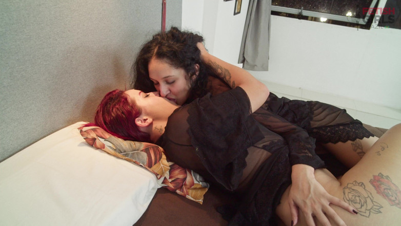 Fetish Girls Brazil: 친구의 보지를 핥아 정액을 줘. 발 숭배와 장난감