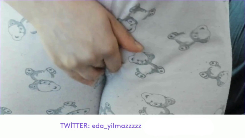 bigass_sexy_bigboobs: Cameltoe- masturberen met pyjama- poesje wrijven met pyjama