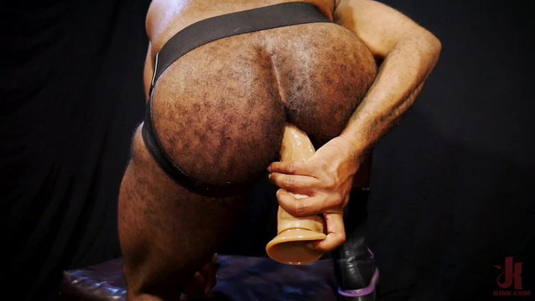 Kinky Bites Gay: Micah Martinez: Hårig muskel rumpa rider enorma kukar för att...