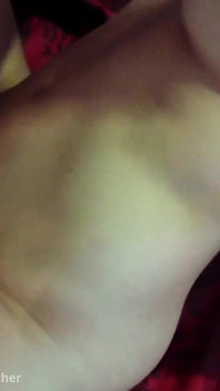 Chessie Kay a Tina Kay se navzájem prozkoumávají video