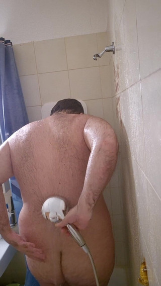 ChubbyDaddyBearLuka: Baculatý táta medvěd ve sprše