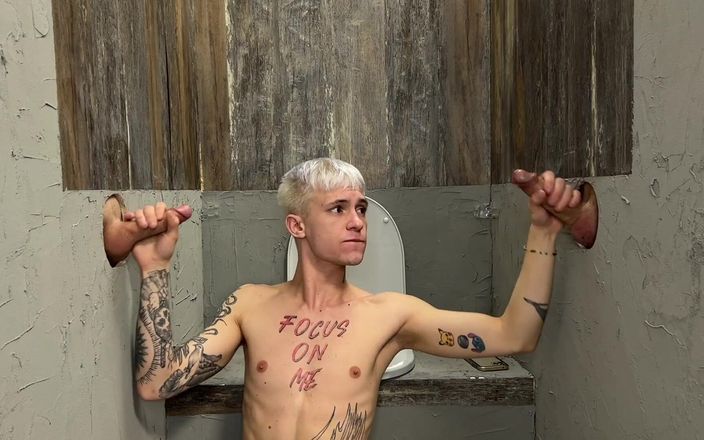 Falcon Al: Un jeune jumelle tatoué s’offre à des inconnus dans la cabine...
