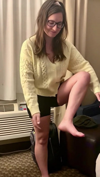 Aku pijat dan ngusap kakiku pakai sweater untuk fetish kaki majikan lesbian 66fku