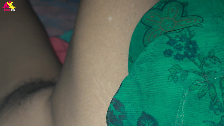 Dehati_soni: Deis当地村妇在早上和她的继兄弟的第一次xxx视频。
