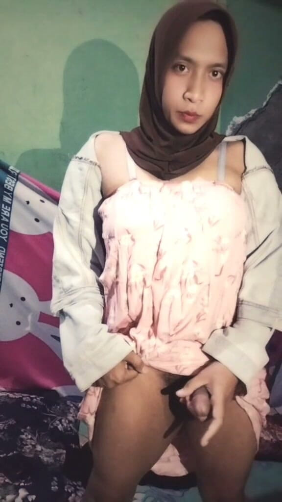 Deboy Candy: Beautiful Hijab Transvestite Masturbates Alone