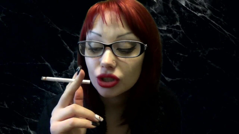 Goddess Misha Goldy: 私が私のシガレットを終えるまであなたを威嚇します