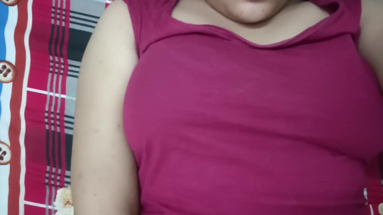 Desi Angel: Mătușă indiancă excitată se fute cu degetul și se masturbează în prim-plan