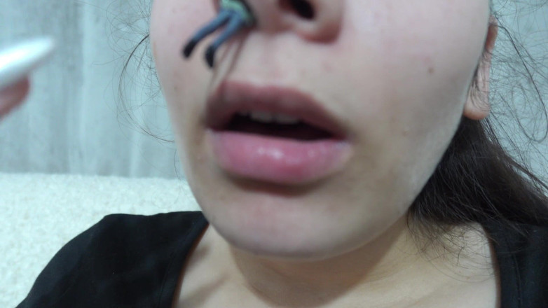 AmayaMori: Моя сводная сестра-великанша засовывает крошечный сводный брат в нос в качестве наказания и играет с ним