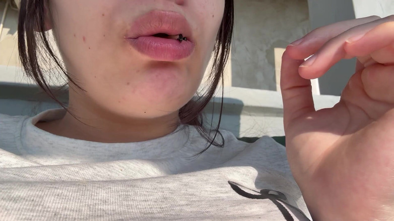 AmayaMori: La ragazza gigantessa trova un piccolo uomo nella sua borsa...