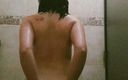 Eliza White: Lagi asik main di shower