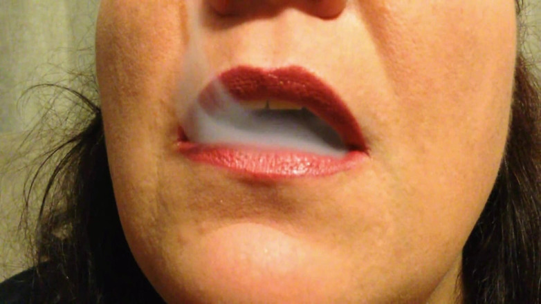 Lily Lipstixxx: Nachytání při mém kouřovém svádění!