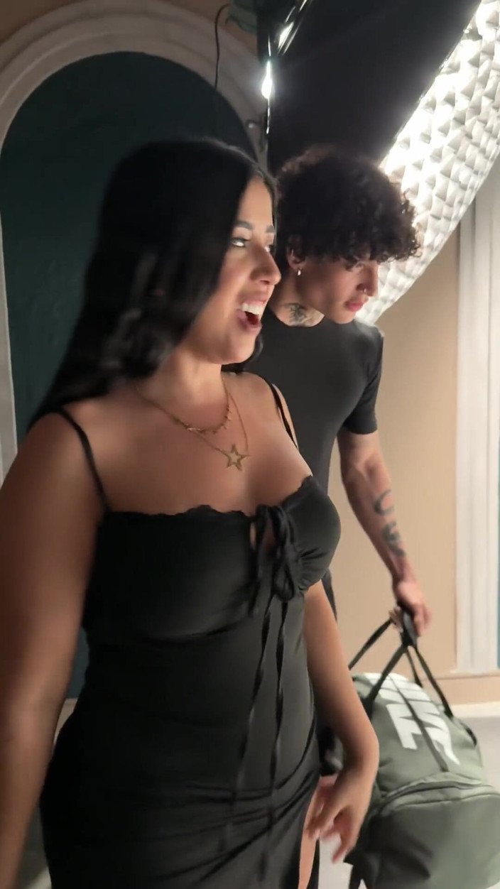 JordyFabian: पर्दे के पीछे! मैं अपनी सौतेली माँ के साथ एक बिस्तर साझा करता हूं और अंत में उसे जोर से घुसता हूं