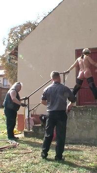 BDSM blondýnka je svázaná a bičovaná