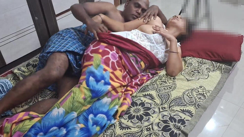 Sexy sindu: Primo piano di una moglie del villaggio indiano che mangia...
