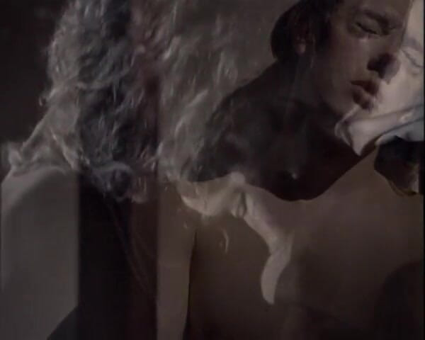 Vintage megastore: Une cougar élégante à gros nichons baise avec un jeune dans un...