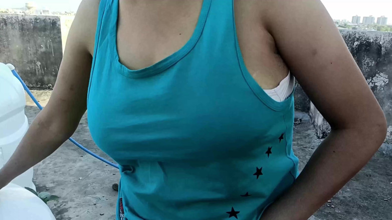 Yourdidipriya: Baştan çıkarılmış seksi kız terasta duruyor ve onu odada sikiyor
