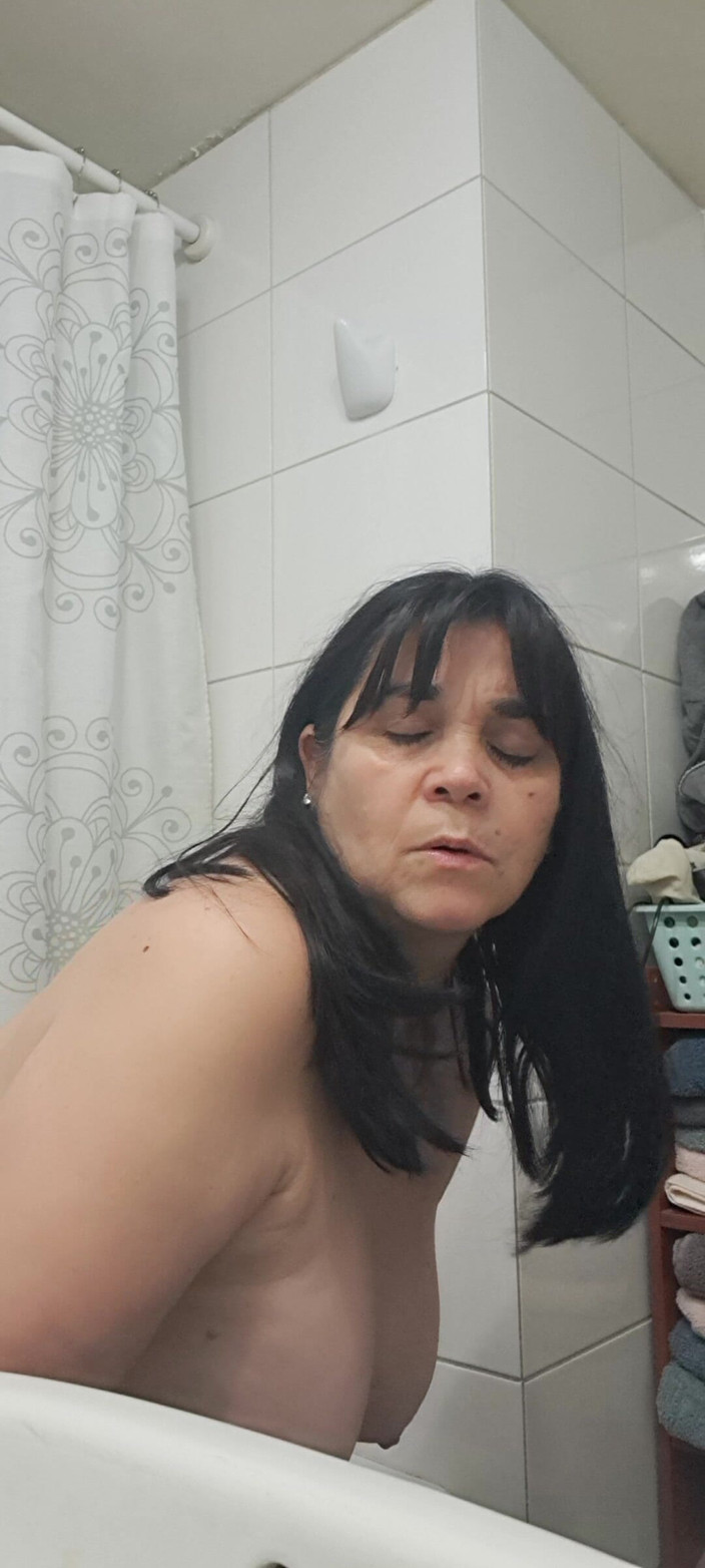 Mommy big hairy pussy: 继母在浴室里做爱
