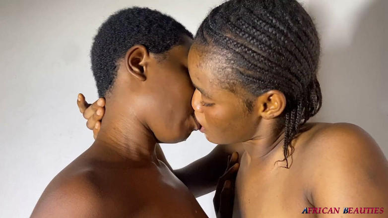 African Beauties: Hete Lesbische Meiden Squirten Probleemloos