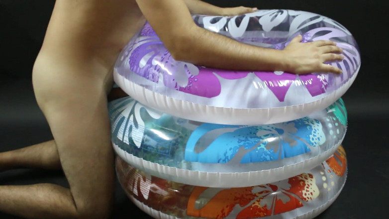Inflatable Lovers: Три красиві надувні купальники