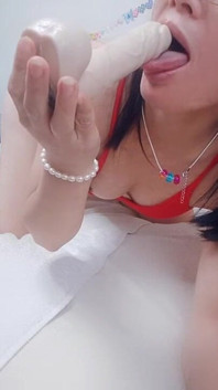 Menghisap batang, menjilat telur hana comel dalam pakaian merah, cergas dan pantat sempurna pepek berbulu kecil