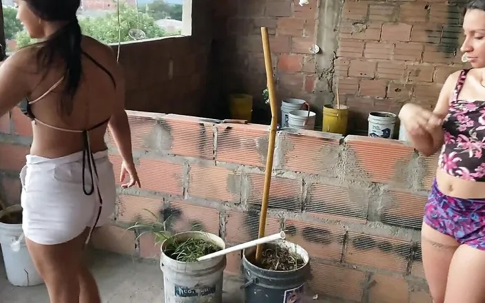 DAYANNA: Üvey kız kardeşime bahçe işleri konusunda yardım ediyorum