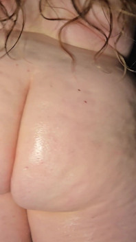Pantat bahenol cewek super semok ini lagi asik muasin memeknya pakai minyak twerking, anal plug, asmr obrolan mesum