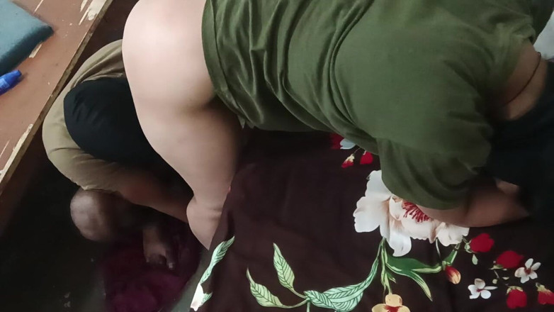 AlarmedFriction635: Lékařka léčí pacientku u ní doma