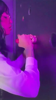 Morena com bunda grande recebe dois paus em Glory Hole