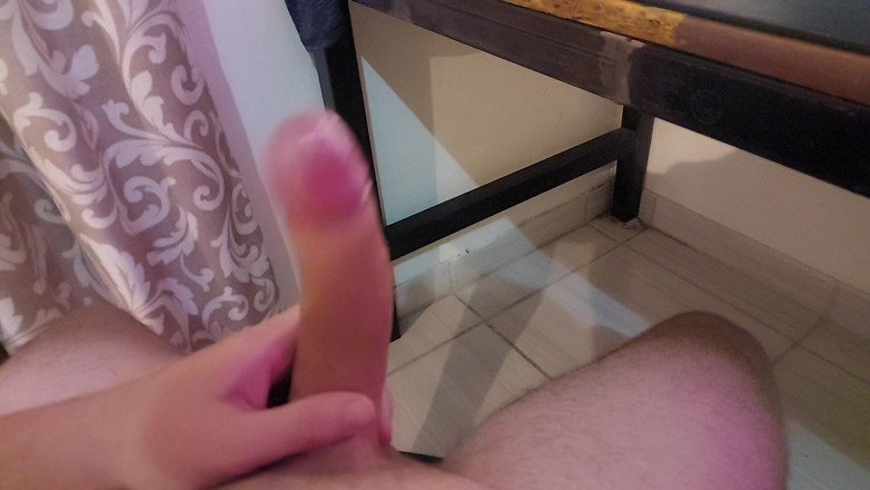 SoloStroker69: Membelai kontol 7inch sambil menonton porno