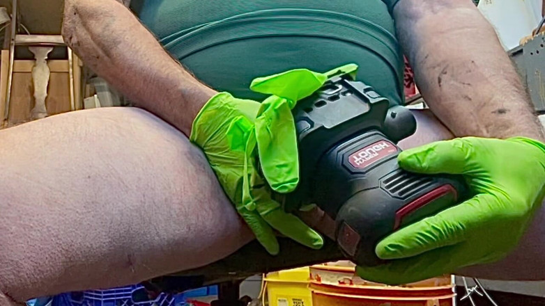 Ilovetoshowmyfun: 观看这个桑德尔振动他的鸡巴达到高潮