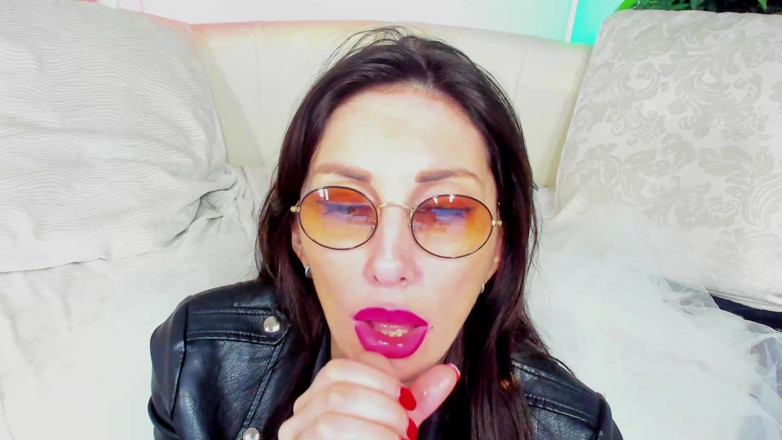 LizaVirgin: Milf panas blowjob buat dalam cermin mata