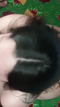À Genoux, En Train De Sucer La Bite De Mon Patron Jusqu’à Ce Qu’elle Jouisse Au Visage