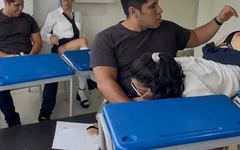 Mara vždy přijde pozdě do třídy a šuká učitele, aby ji nechala odejít