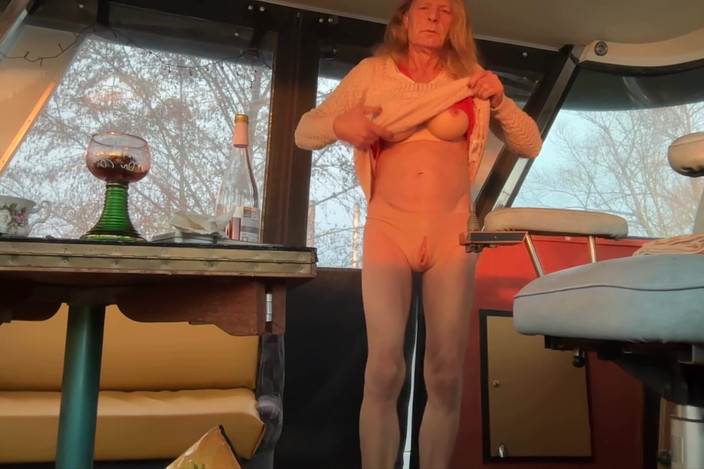 Sonitchka: Silikonová prsa a kundička