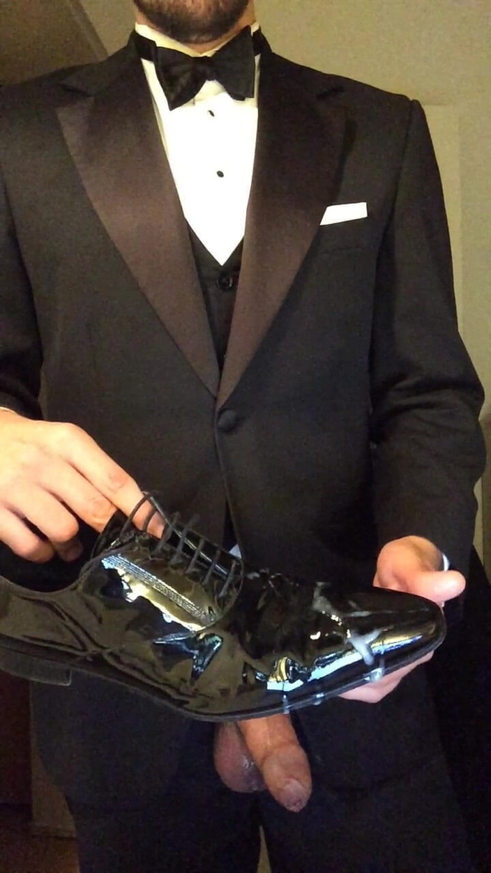 Master Shiny Shoes: एक टक्सीडो में सींग का बना हुआ